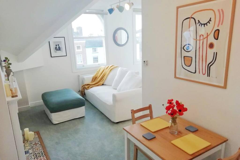 Cosy, Elegant Apartment In Heart Of Ludlow Town Exterior photo